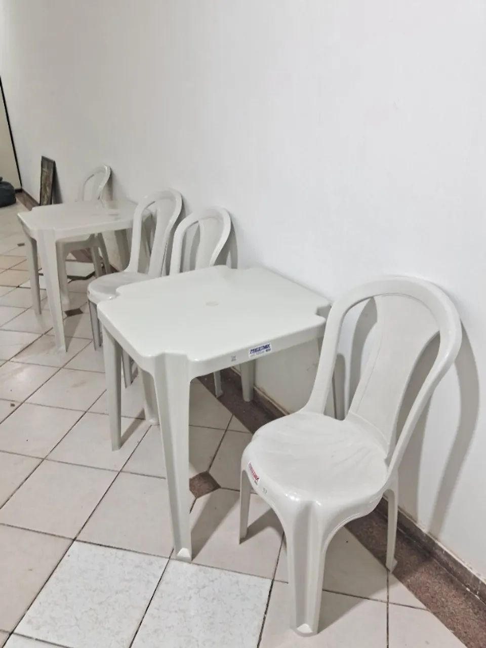 Duas mesas e Quatro Cadeiras 