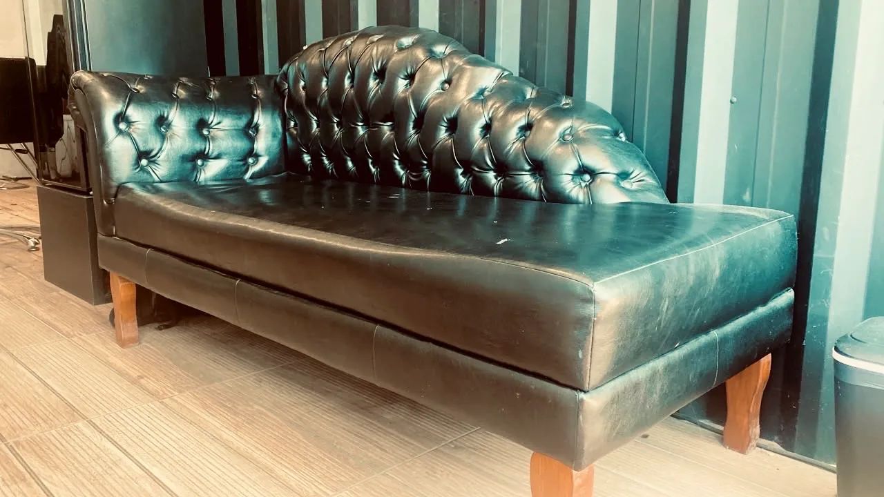 Lindo sofá divã preto vintage 