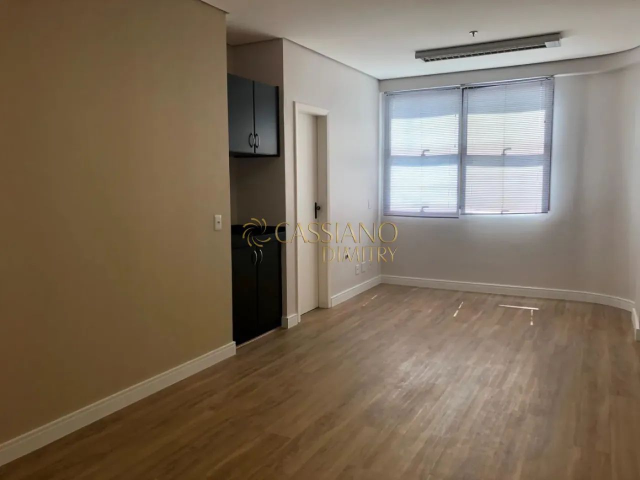 Sala comercial para locação de 28m² | 01 banheiro e 01 vaga de garagem | Edifício Profissi - Foto 2
