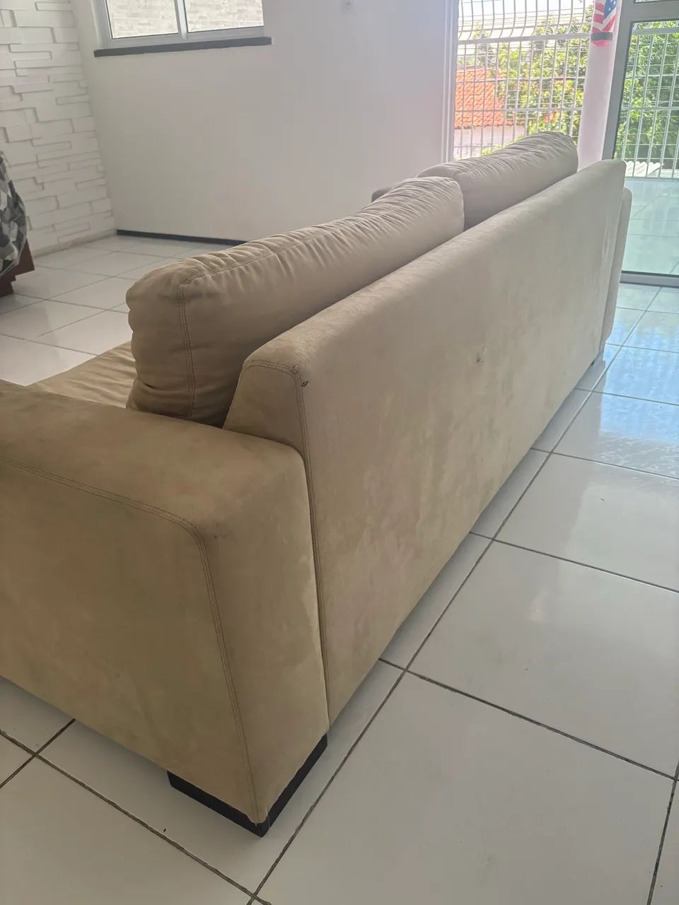 Vendo sofá de 3 lugares na cor bergi claro  - Foto 5