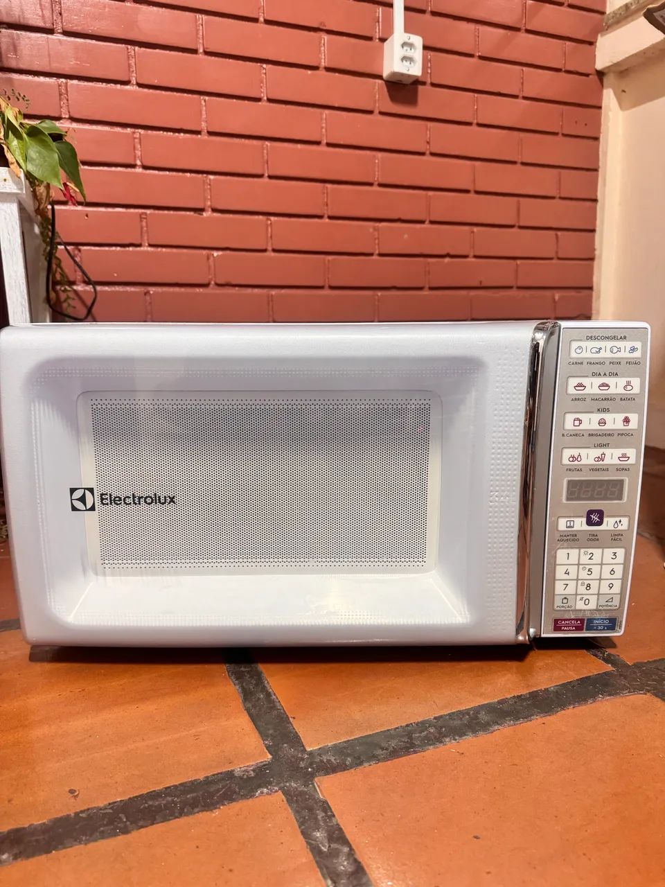 Microondas eletrolux 34L funcionando 