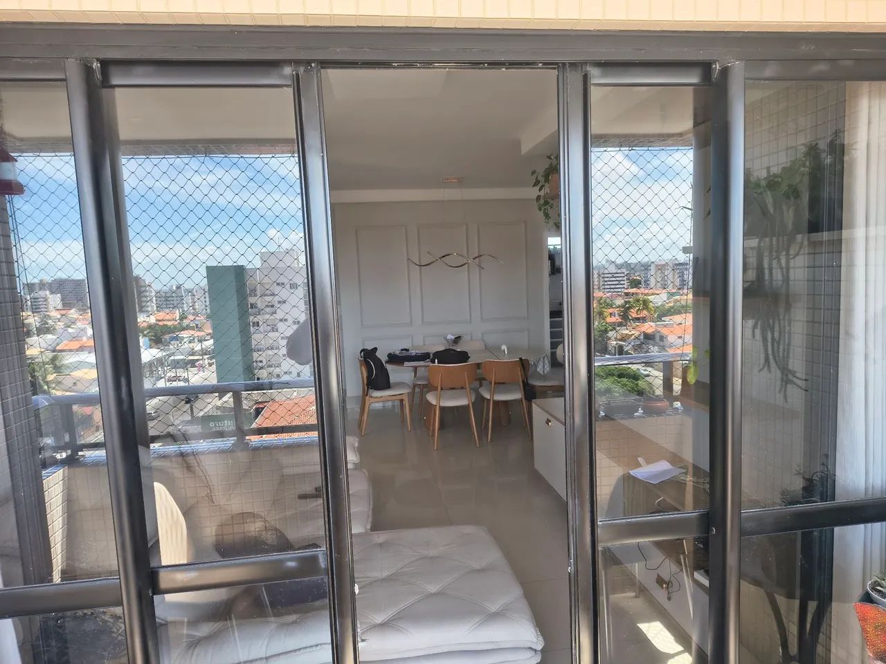 Aluminum door with glass, measuring 2.20 m in height × 2.70 m in width, for BRL 1,000.