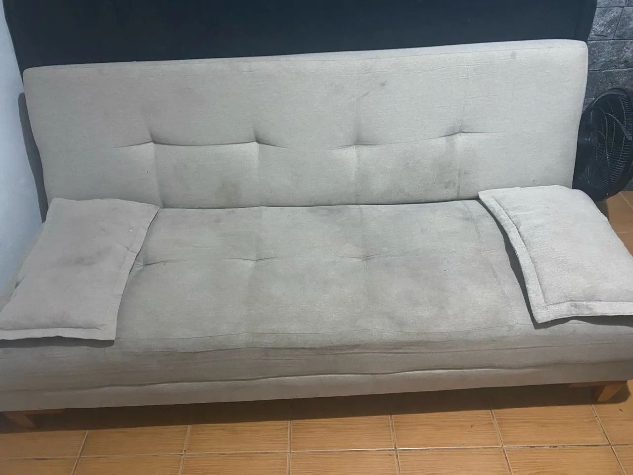 Sofá cama na cor creme 