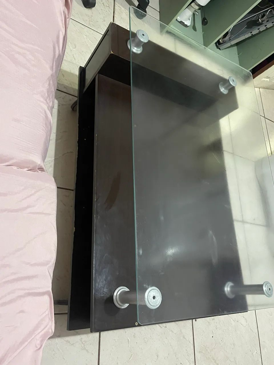 Mesa pequena de madeira com vidro  - Foto 3