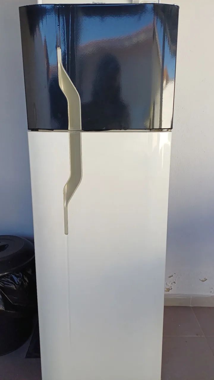 Vendo Geladeira ( motor queimado)