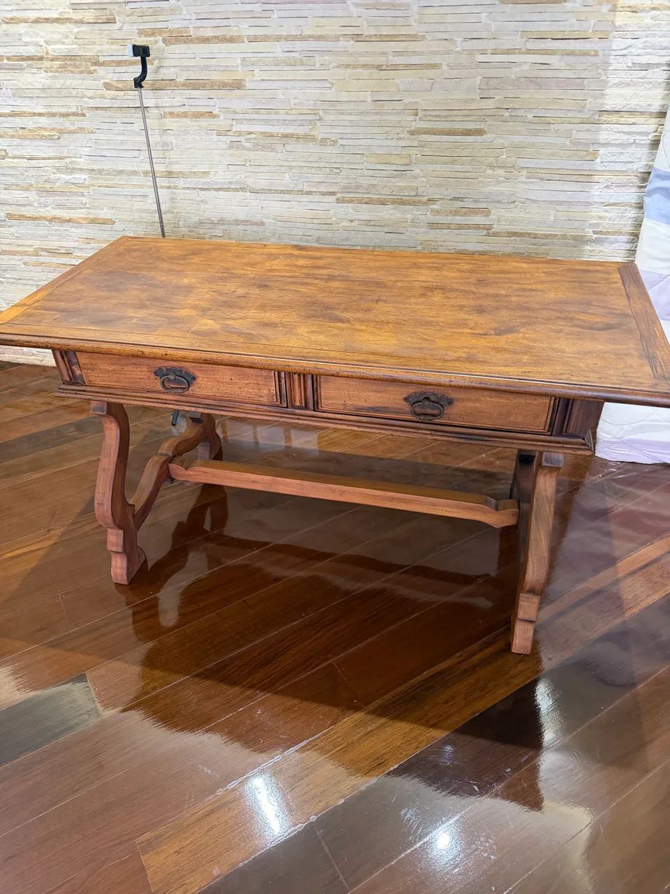 Mesa / Escrivaninha Clássica em Madeira Maciça - Restaurada - Foto 4