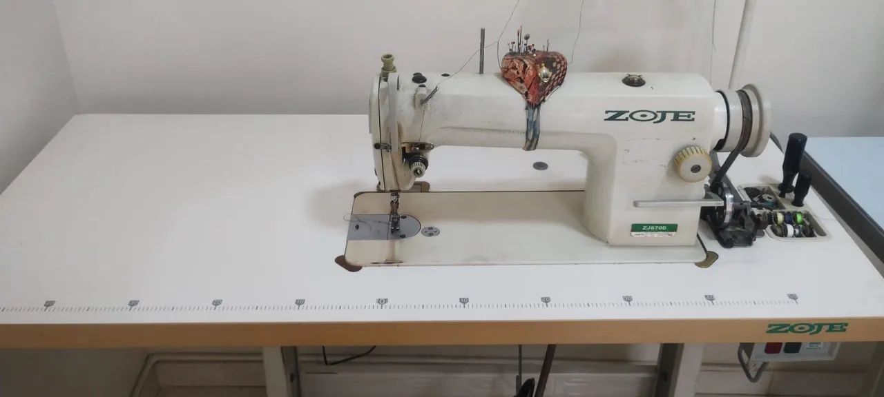 Máquina de costura reta industrial ZOJE! R$ 1.200