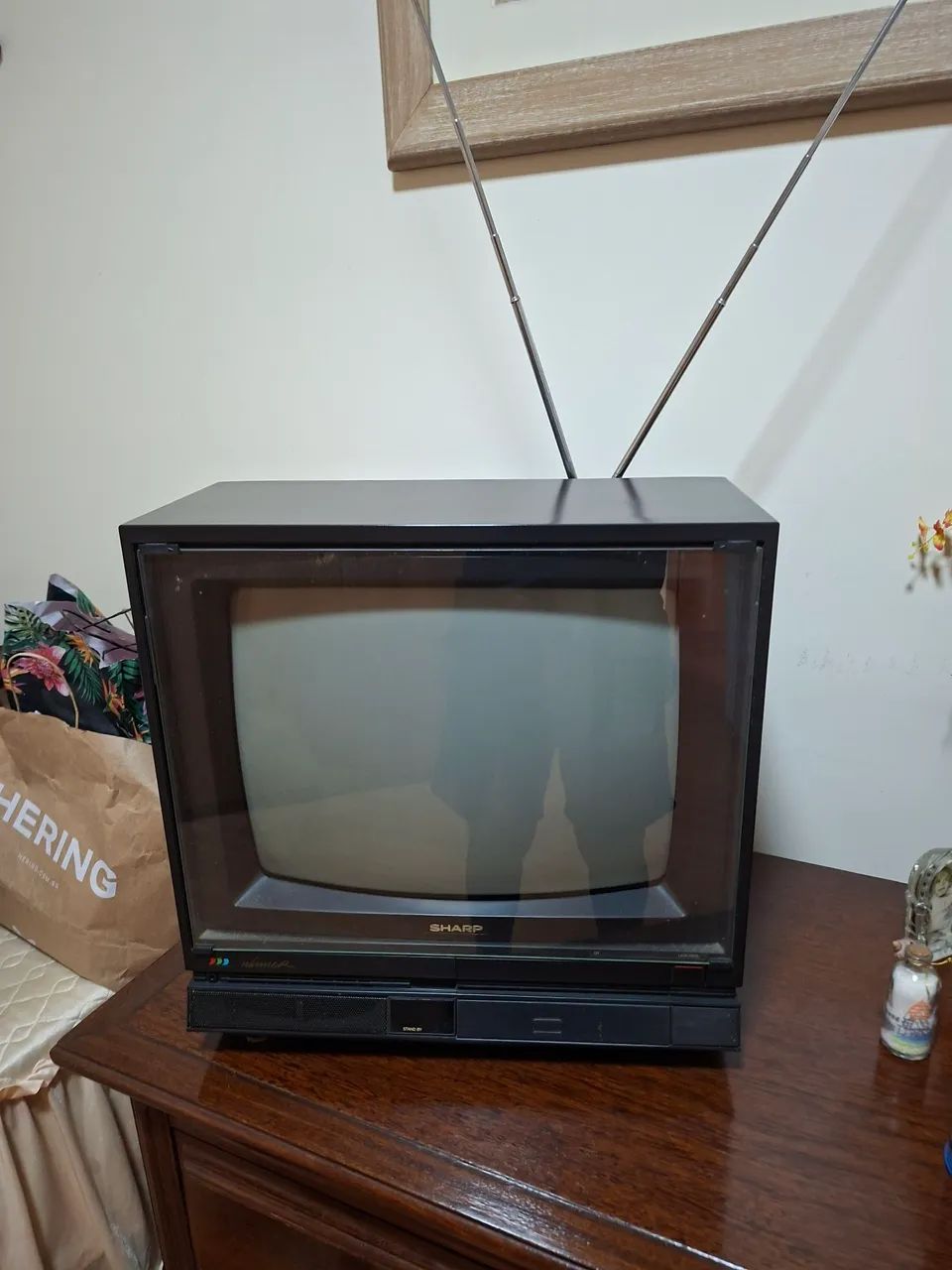 Televisão Televisão SHARP antiga estando funcionando.