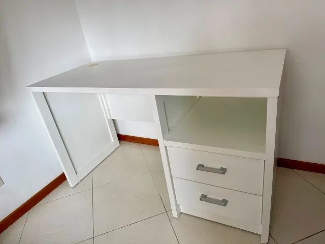 Escrivaninha branca e resistente