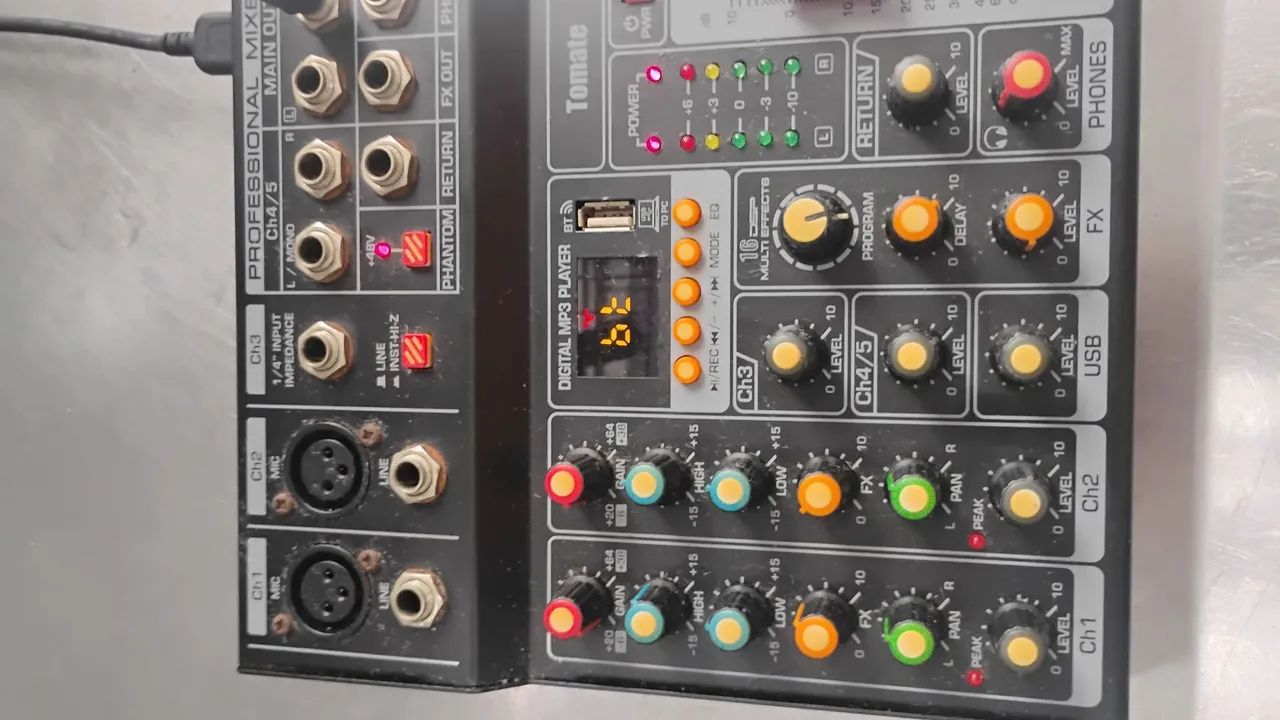 Mesa de som 5 canais mais microfone, praticamente sem uso - Foto 4