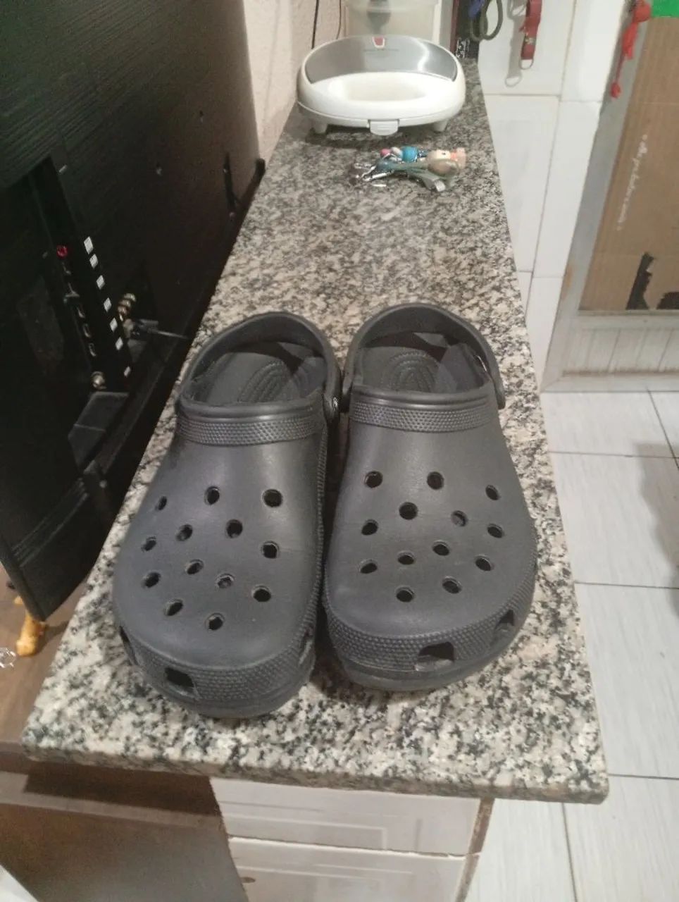 Crocs classic preta - Foto 5