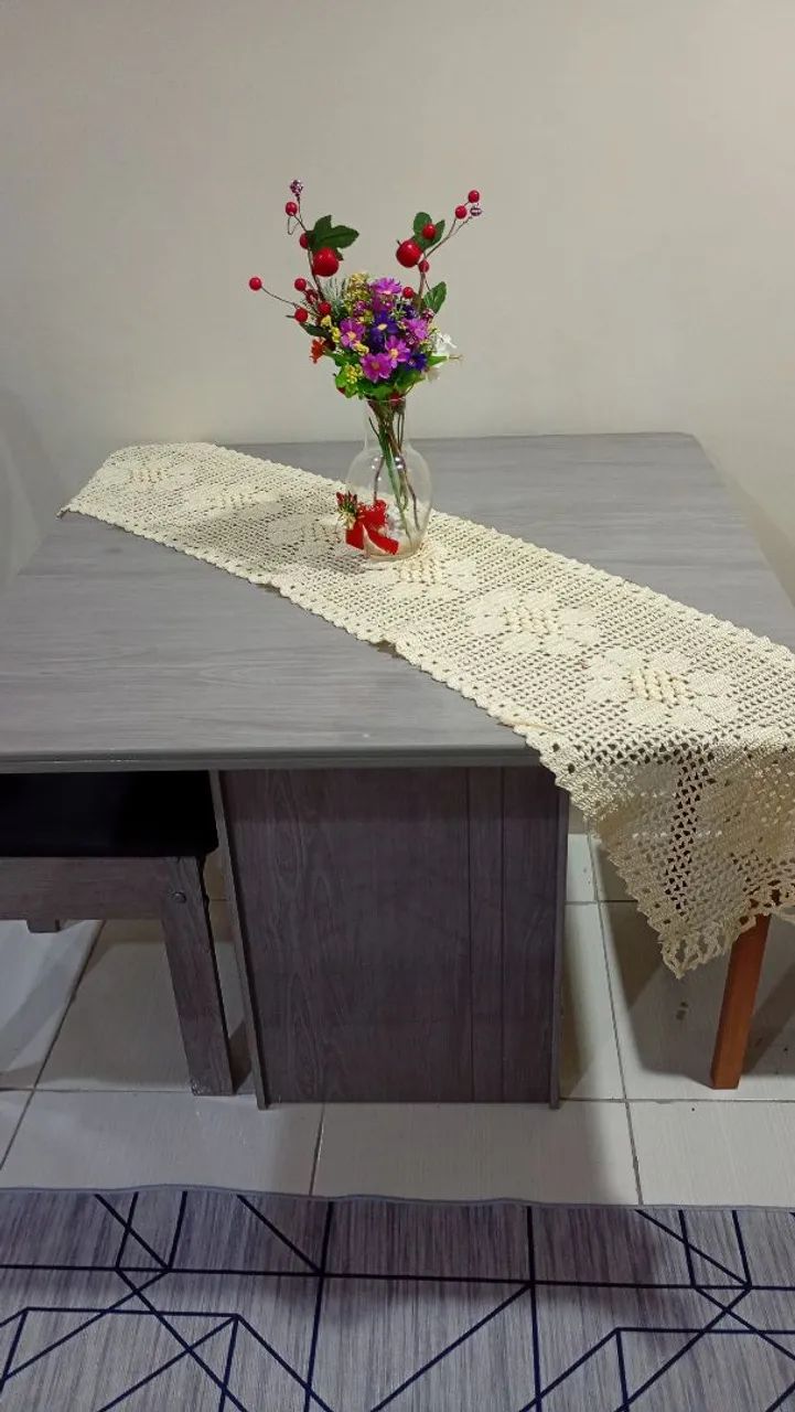 Vendo mesa com 4 cadeiras em bom estado.