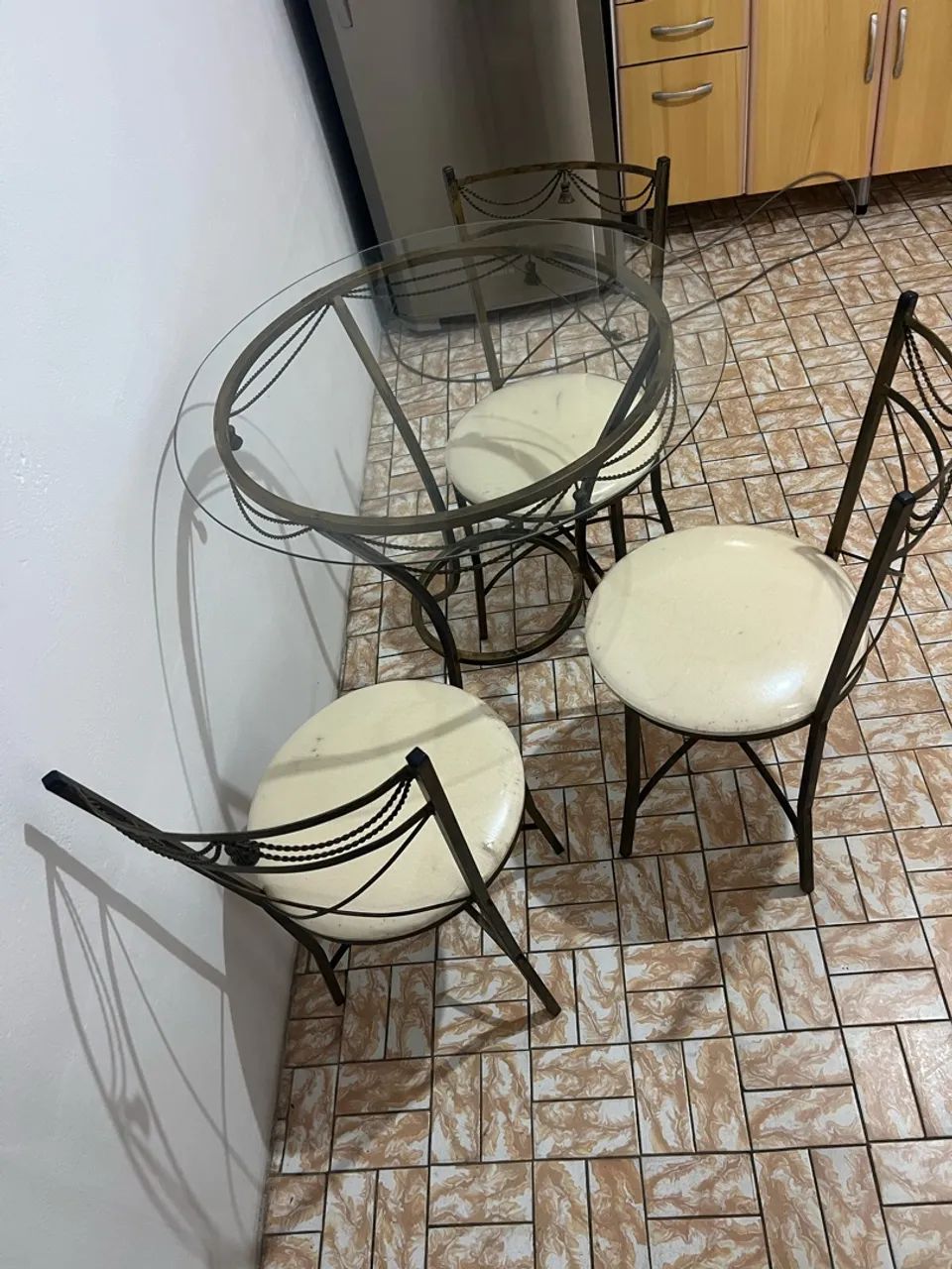Conjunto Mesa de Vidro e Três Cadeiras - Foto 3