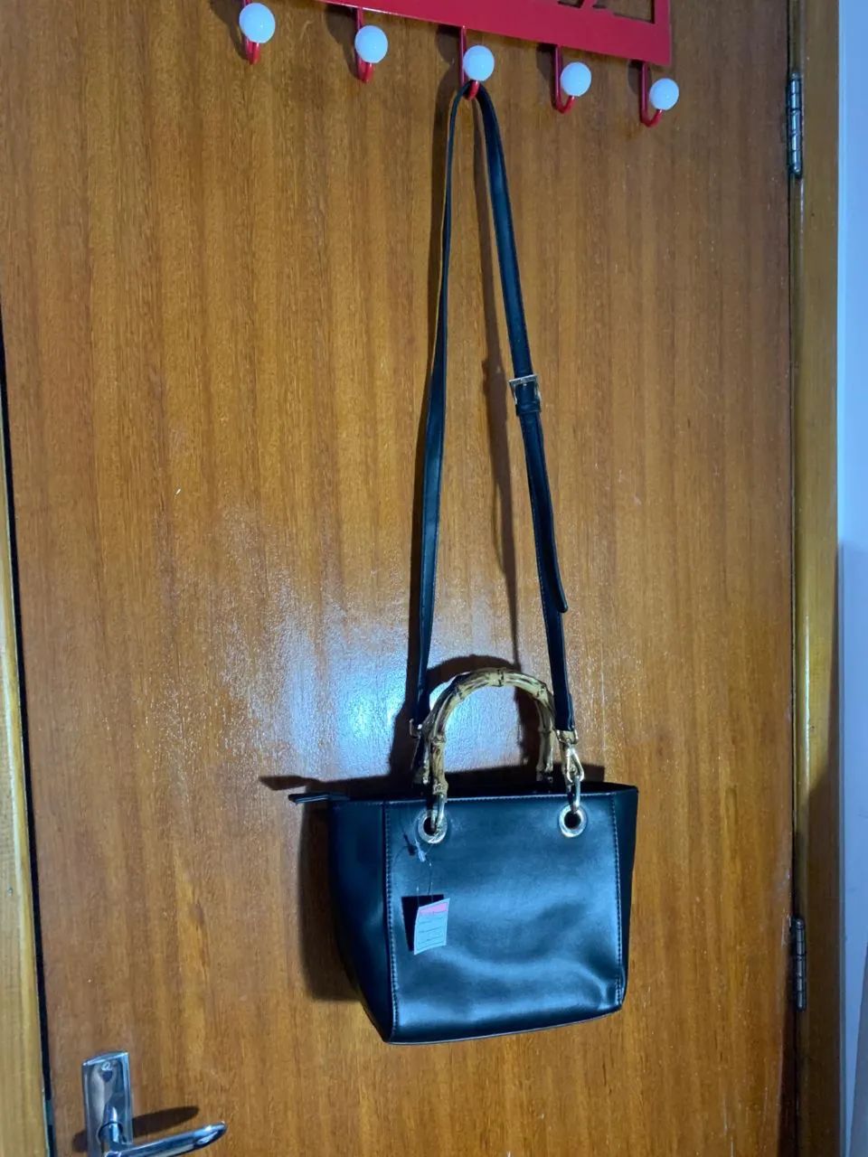 Bolsa de ombro, com alças de mão. 