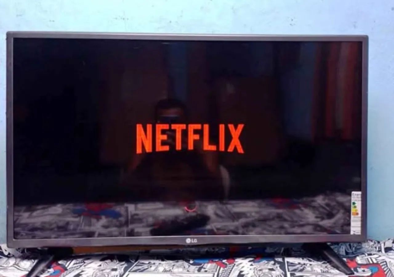 Smart Tv LG de 32 polegadas pezinhos e controle 