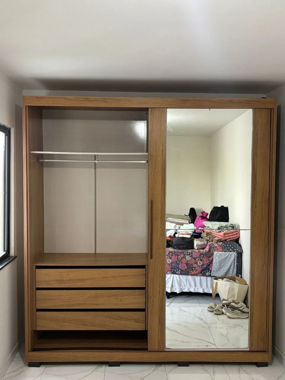 Guarda-Roupa de casal com portas de correr e espelho - Foto 2