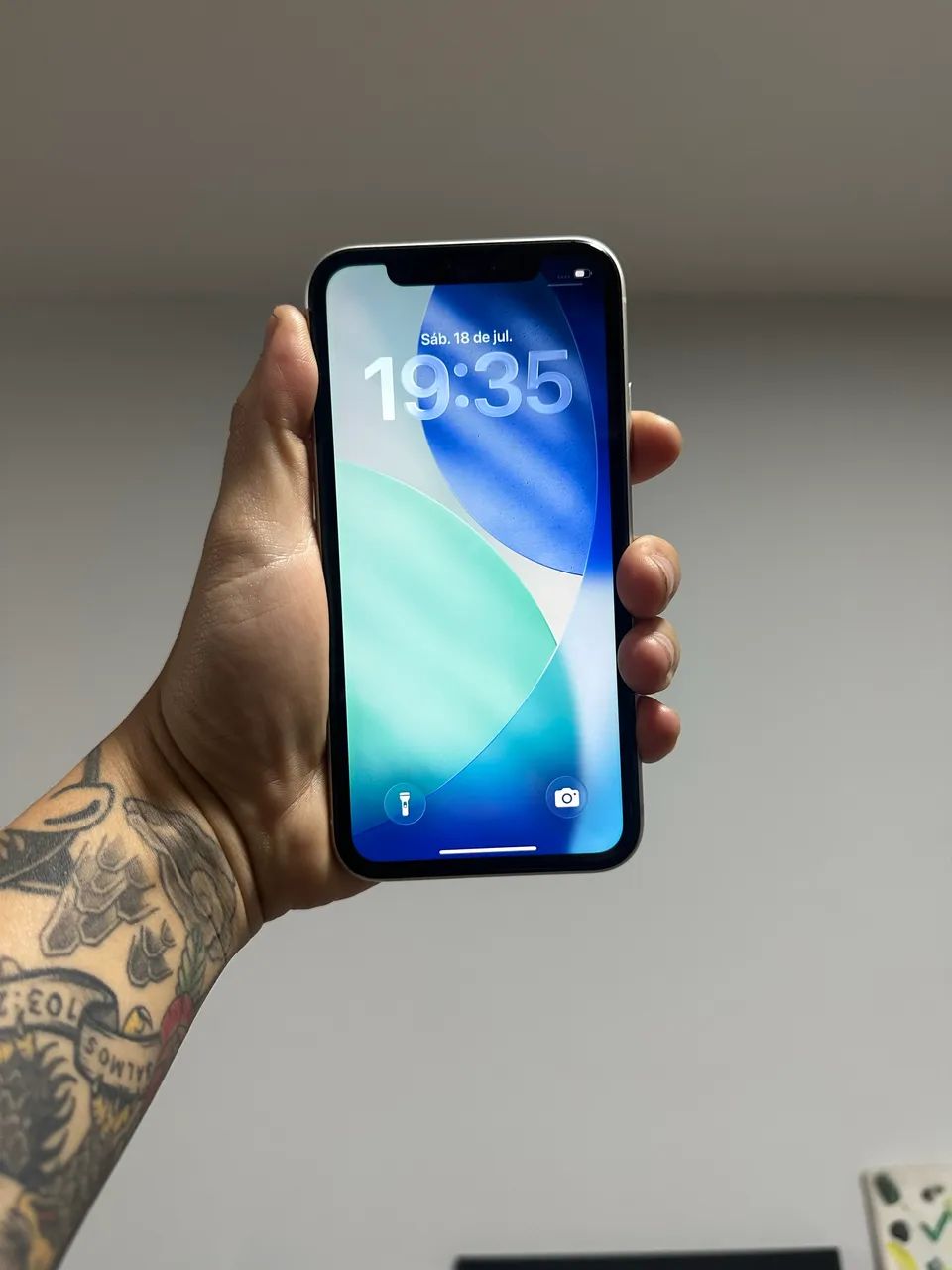 iPhone 11 branco muito conservado / ótimo celular 