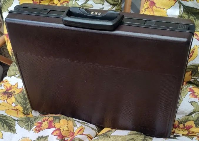 Maleta 007 executiva Samsonite marron, possui travas com segredo númerico
