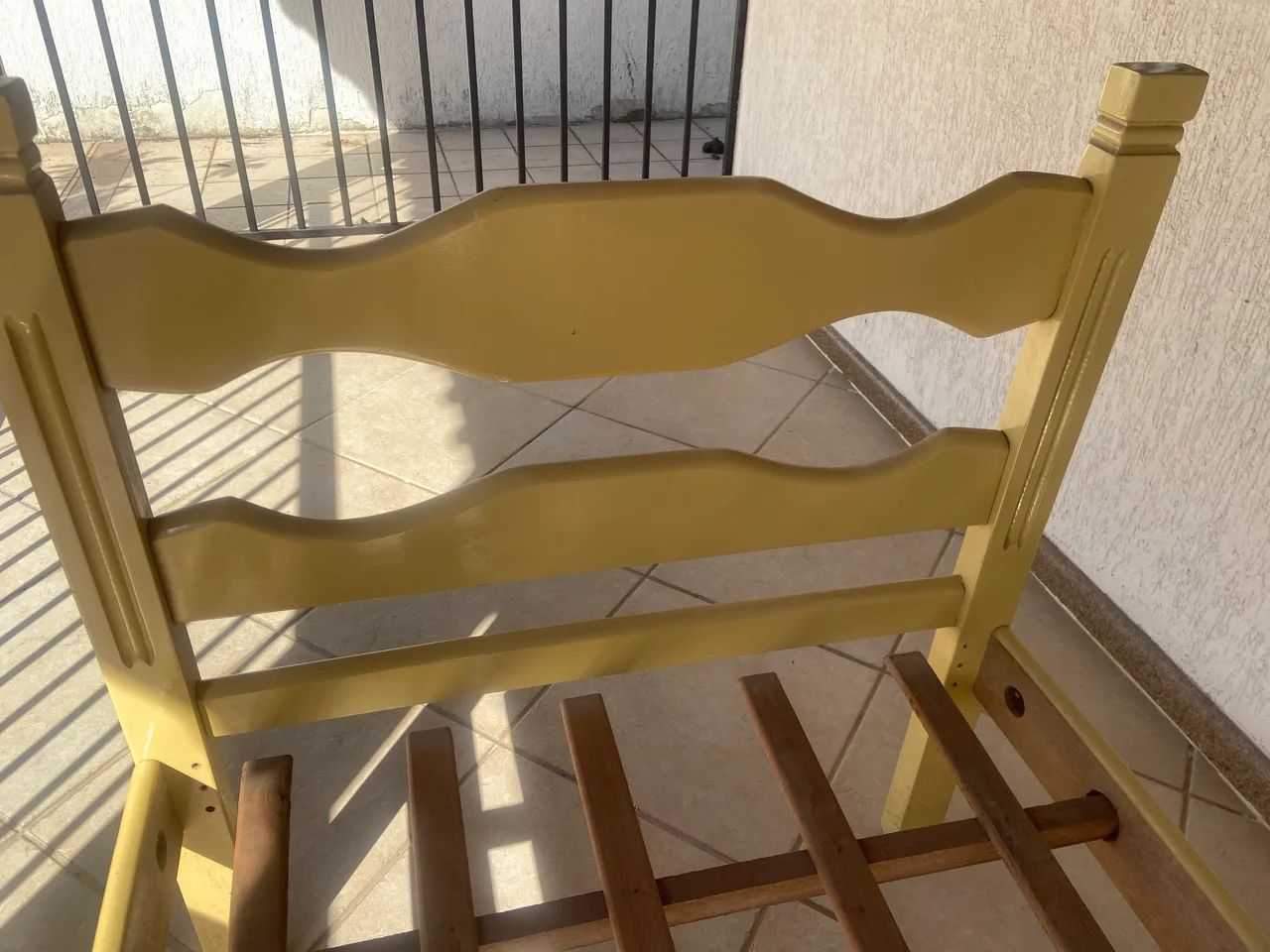 Cama solteiro em madeira , cor creme