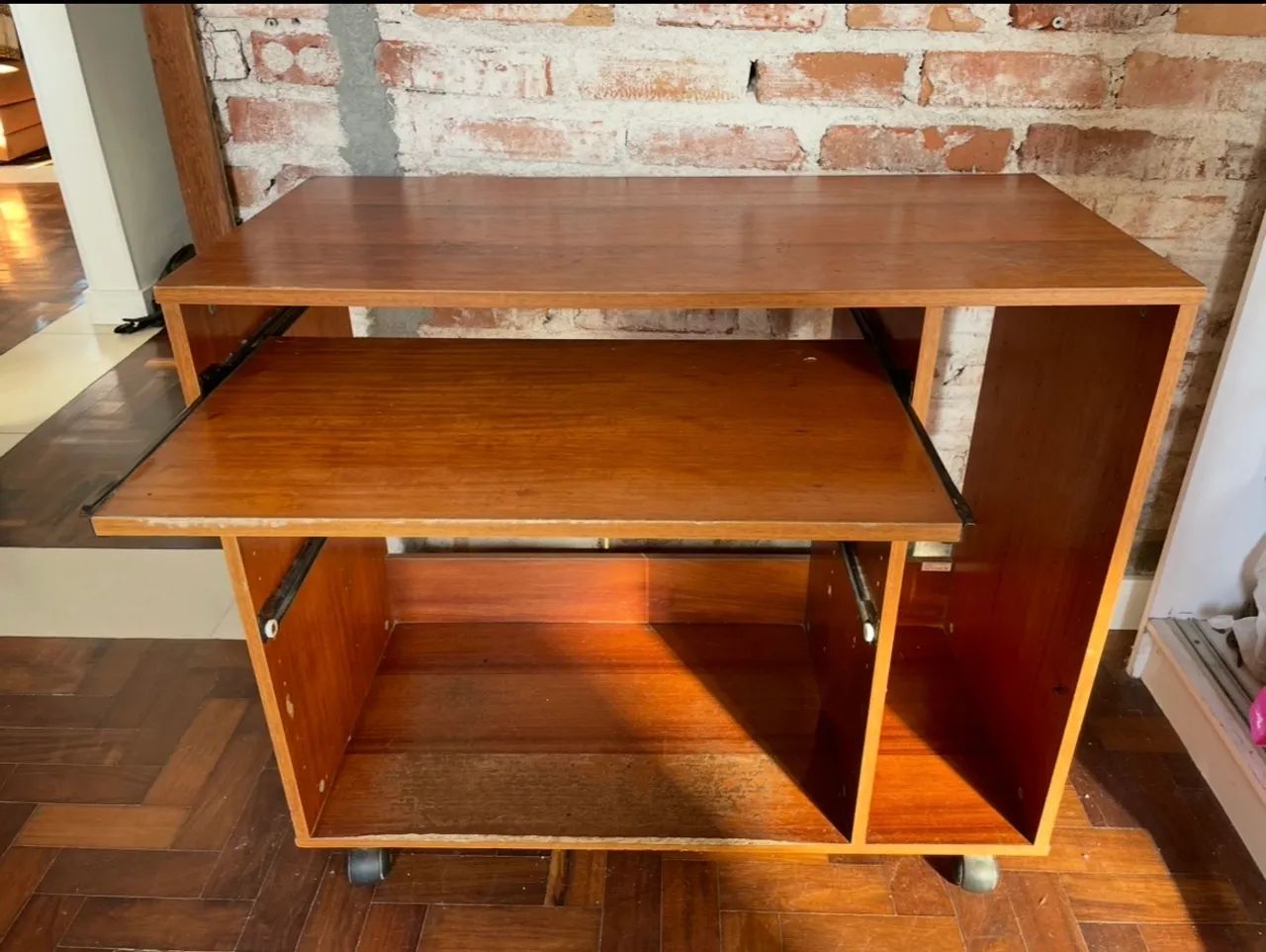 Desk for R$ 699.00 at R$ 349.00 with 50% discount. TODAY ONLY, 04/29!