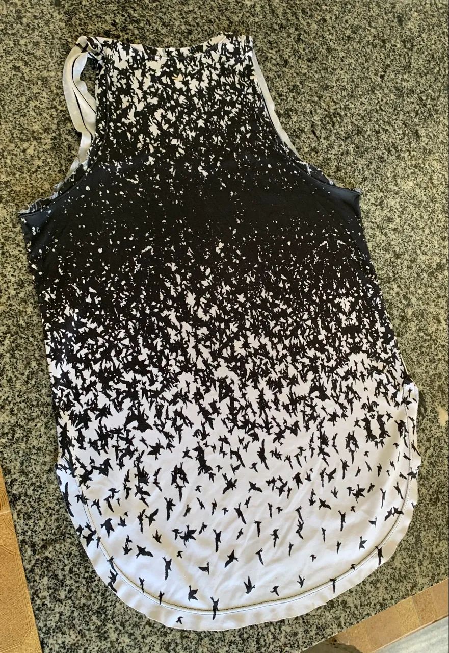 Regata Simples em Preto e Branco  - Foto 2
