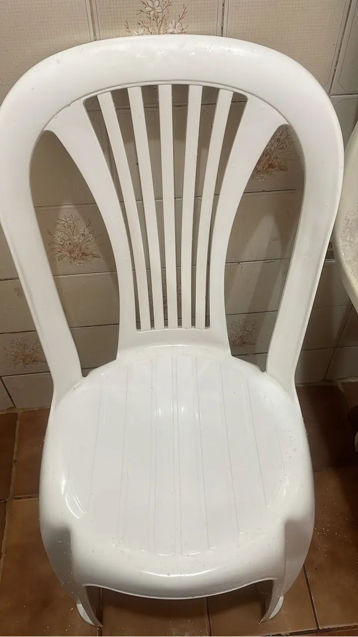 3 cadeiras resistentes de plástico  - Foto 3