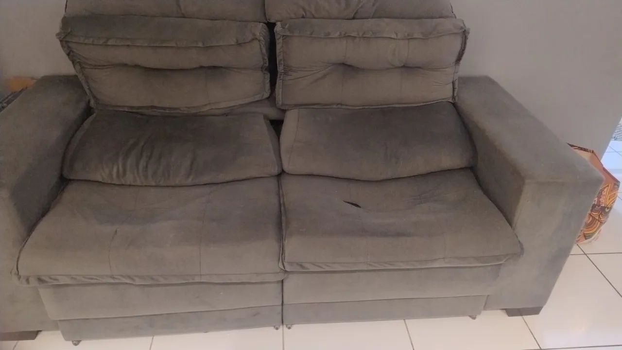 Vendo mesa com 4 cadeiras e sofá  - Foto 2