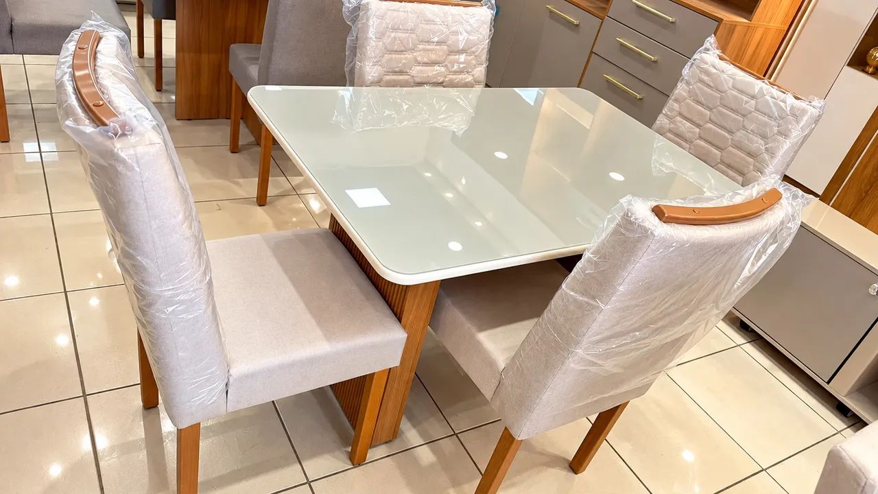 Mesa de Jantar com Tampo de Vidro e 4 Cadeiras Estofadas - Foto 2