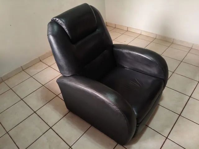 Poltrona Preta em Couro Sintético com Apoio para os Pés