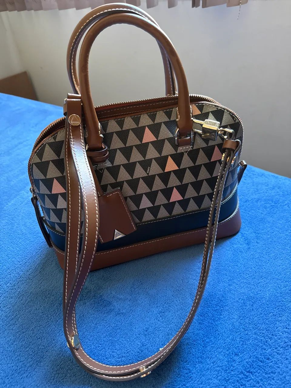 Bolsa Schutz mini tote triangle semi nova.  - Foto 3