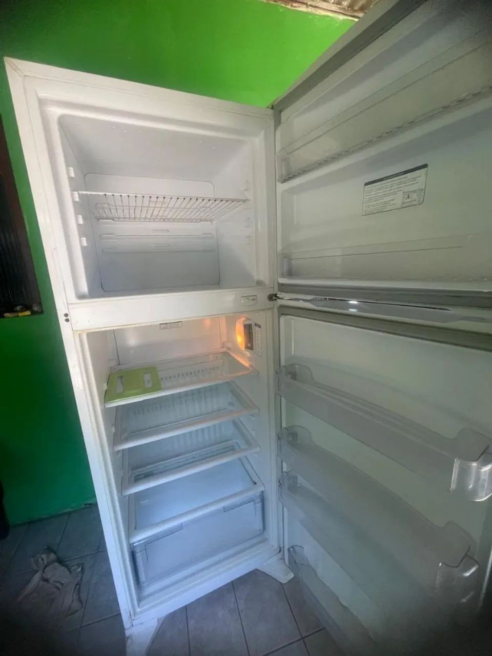 Geladeira Consul, parte de baixo só esfriando encima gela perfeitamente! Valor negociável - Foto 6