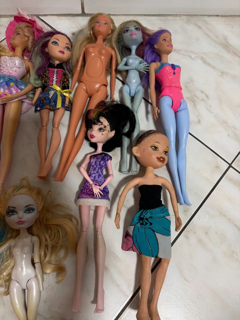 Sucatas Barbie e monster high e outras bonecas - Foto 4