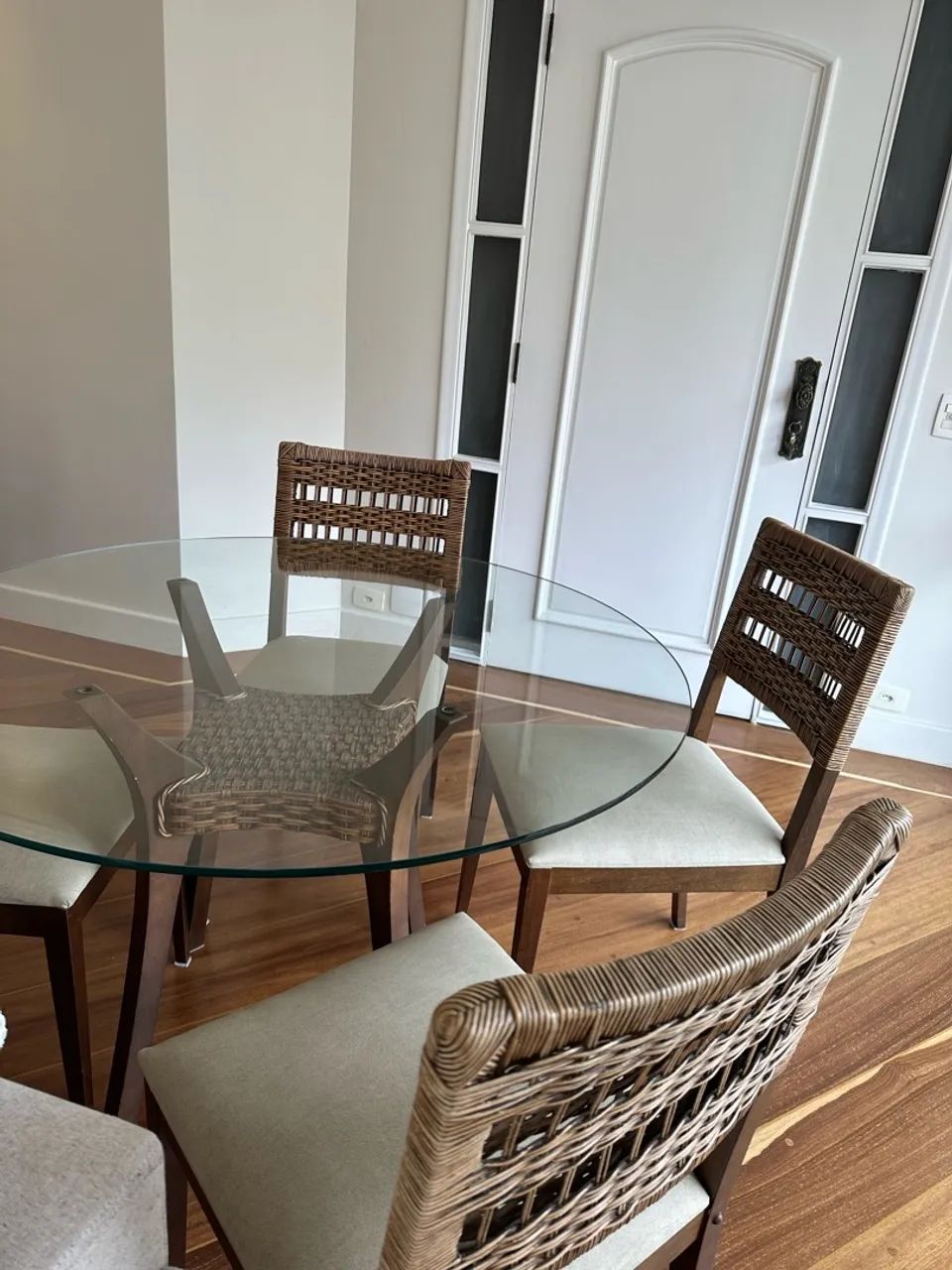 Mesa de jantar redonda em madeira maciça + 4 cadeiras - Foto 4