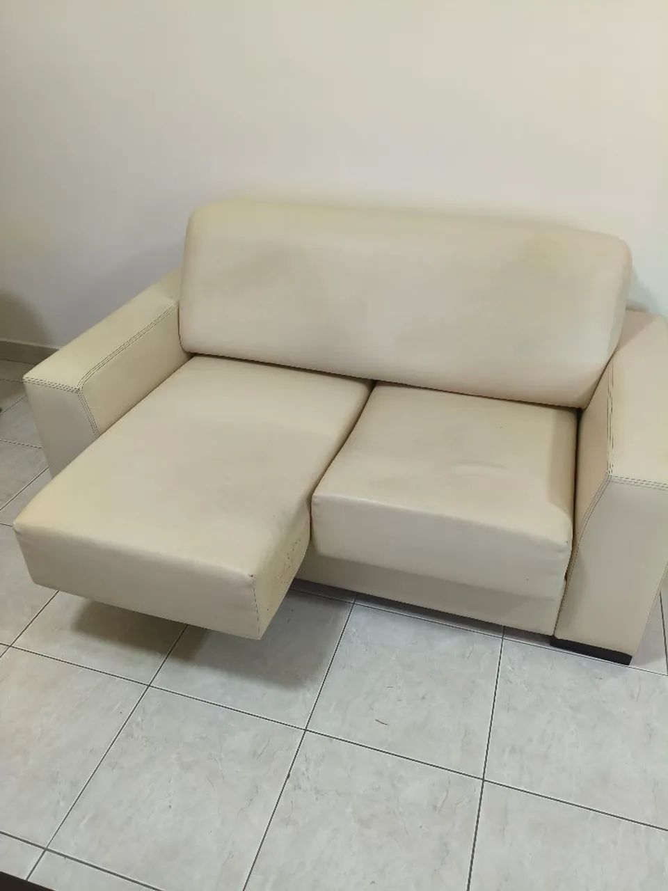 Sofá de couro retrátil 2 lugares - Foto 4