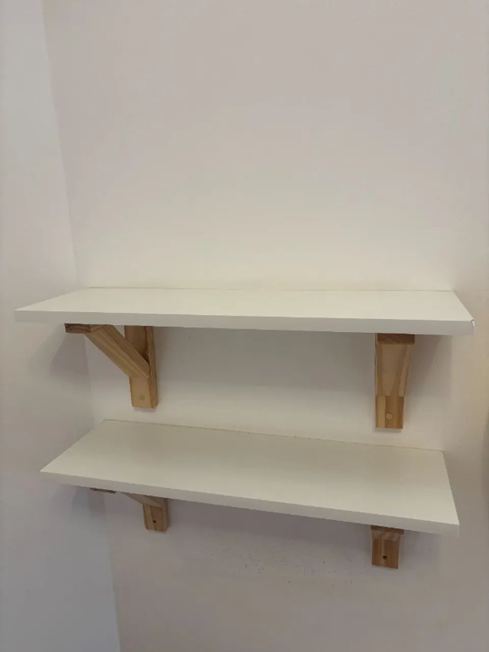 Conjunto de Prateleiras Infantis Brancas com Suportes de Madeira
