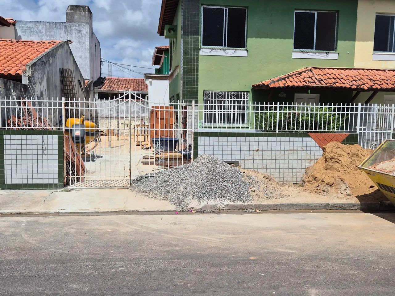 Janelas, telhas, grades e portão de ferro. - Foto 5