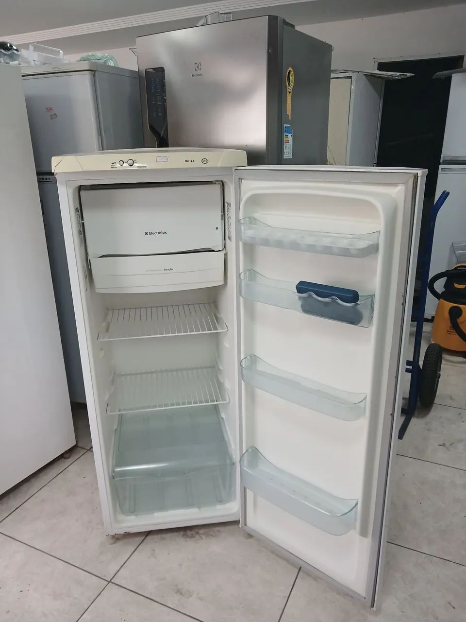 Geladeira pequena completa Electrolux funcionando 