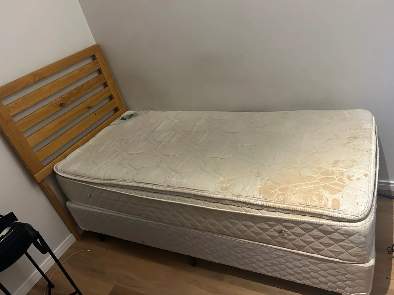 Cama de solteiro com colchão e cabeceira