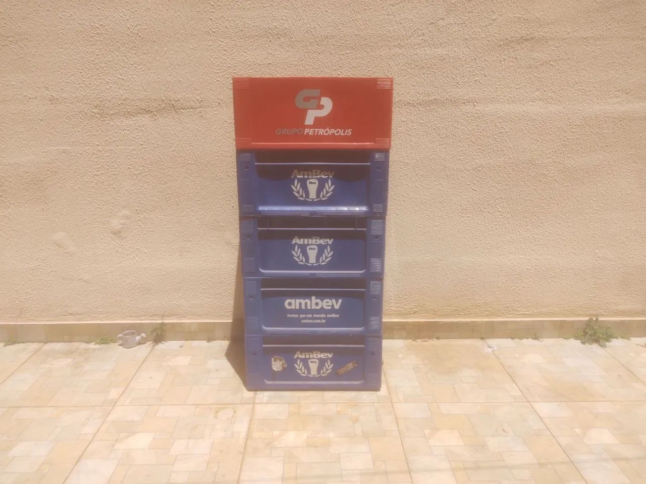 Vende - se cinco caixas de engradados de barrigudinhas, contendo 75 garrafinhas.