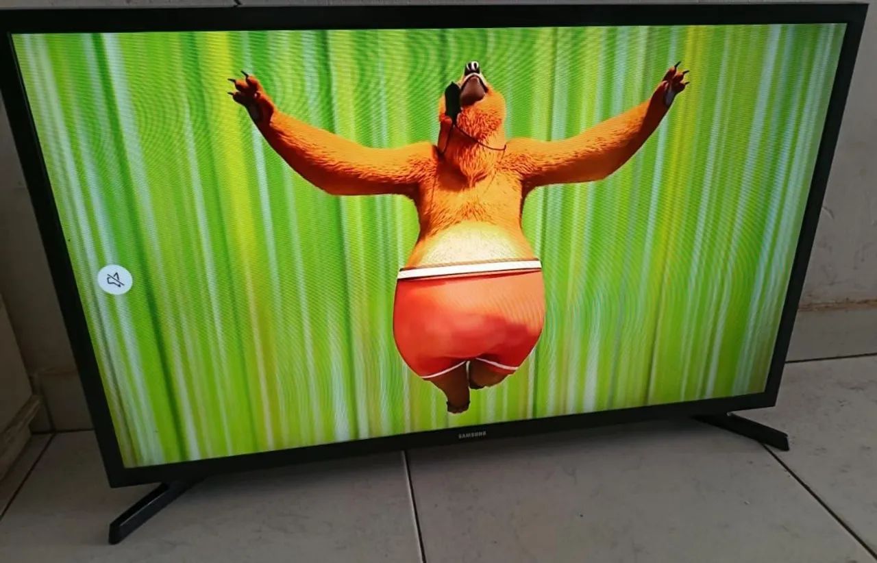 Vendo tv de 32p completa, pezinho, controle. - Foto 2