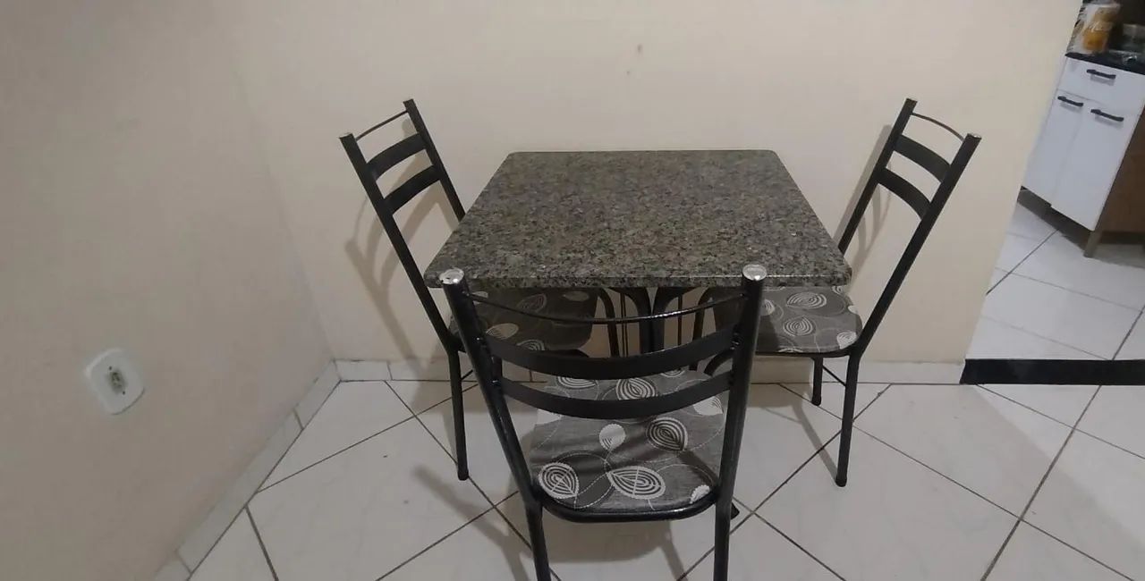 mesa com pedra de mármore 