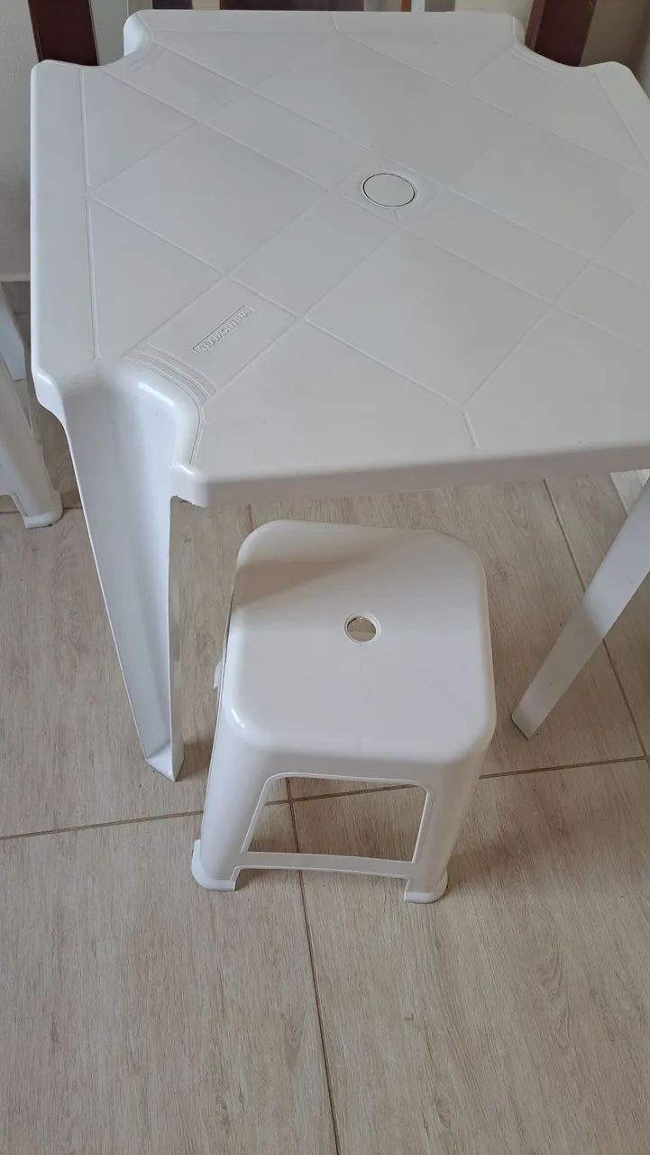 Mesa e  4 cadeiras
