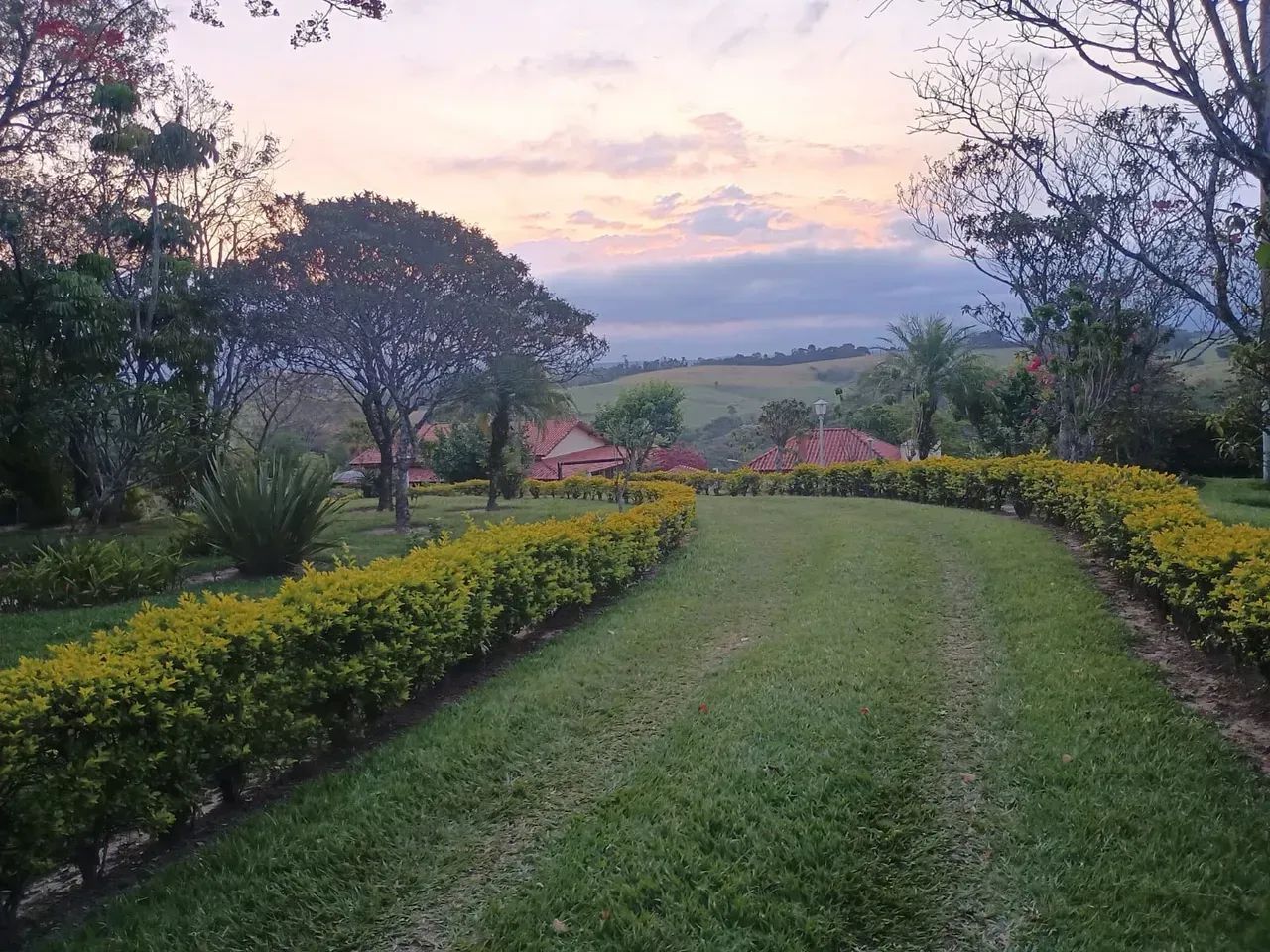 Chácara Completa em Sarapuí/SP | Lago, Mina d'Água, Casa de Caseiro e 27.950m²