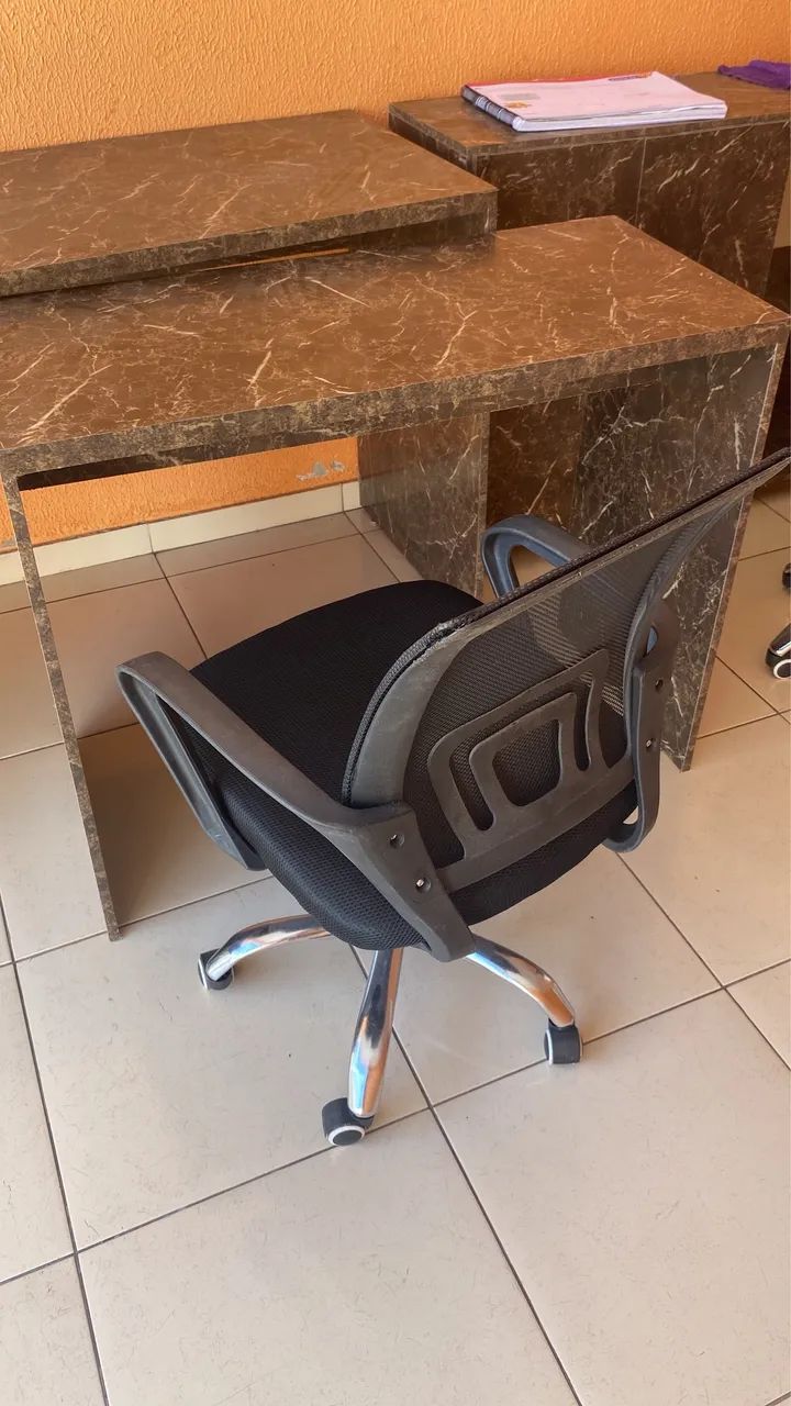 Mesa e cadeira