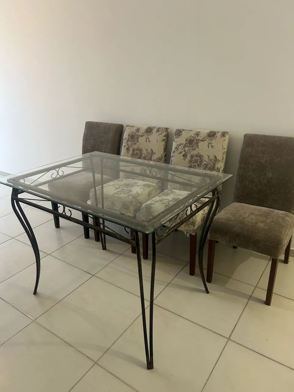 Vendo Mesa 4 Cadeiras  e 1 aparador  - Foto 4