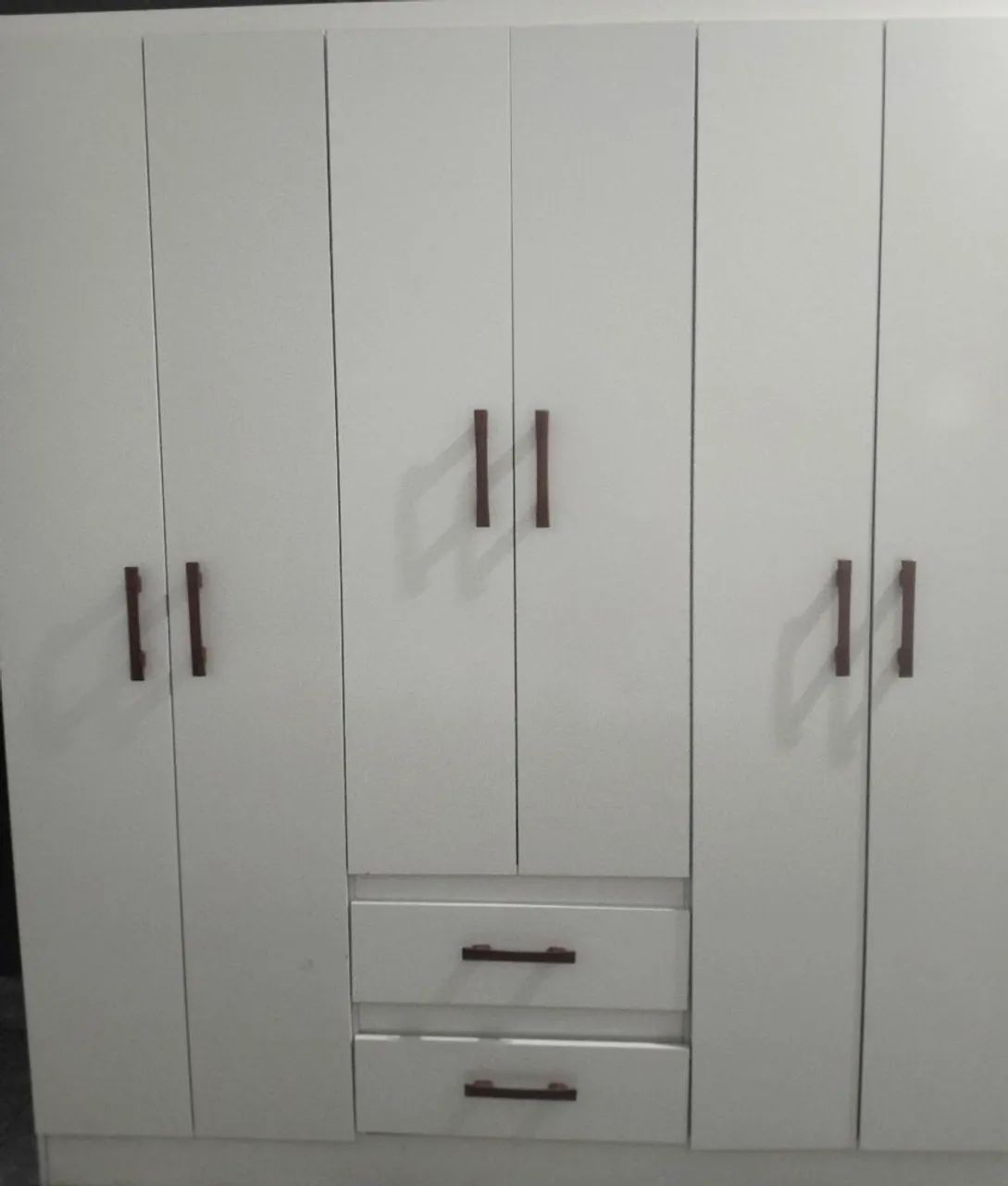 Guarda roupa de 6 portas e duas gavetas 