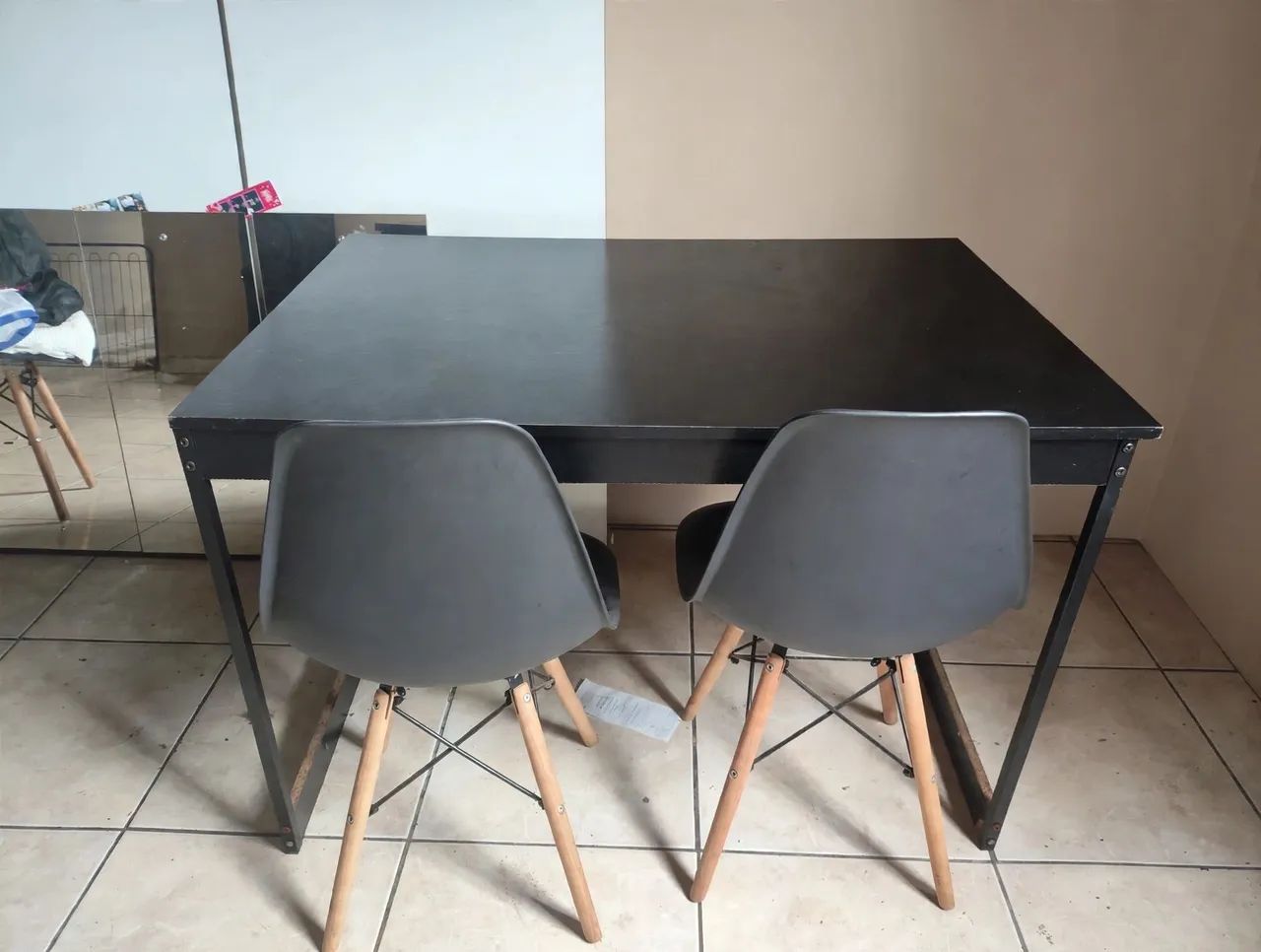Vendo mesa grande com 2 cadeiras  - Foto 2