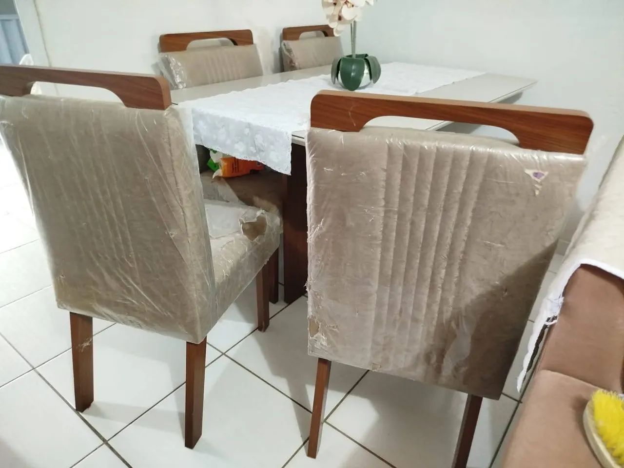 VENDO MESA DE JANTAR COM 4 CADEIRAS  - Foto 2