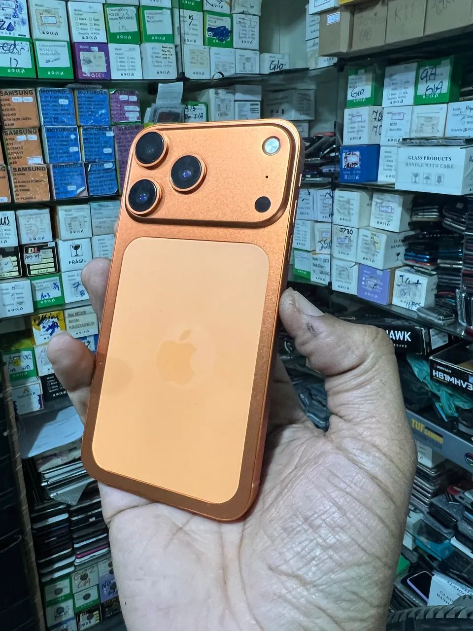 iPhone XR com carcaça do 17 pro Troco em Drone Celular Notebook ou pix 