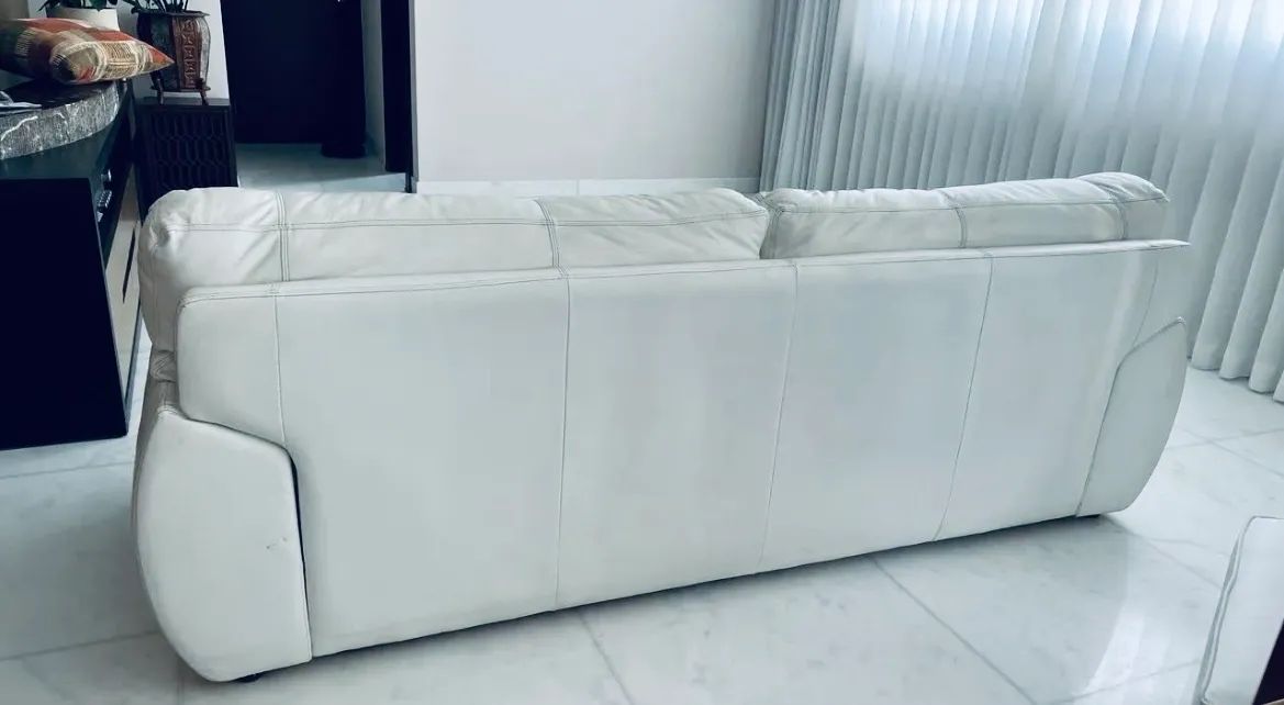 Vendo Sofá de Couro Legítimo Branco 2,30mts. Excelente estado e muito confortável.  - Foto 3